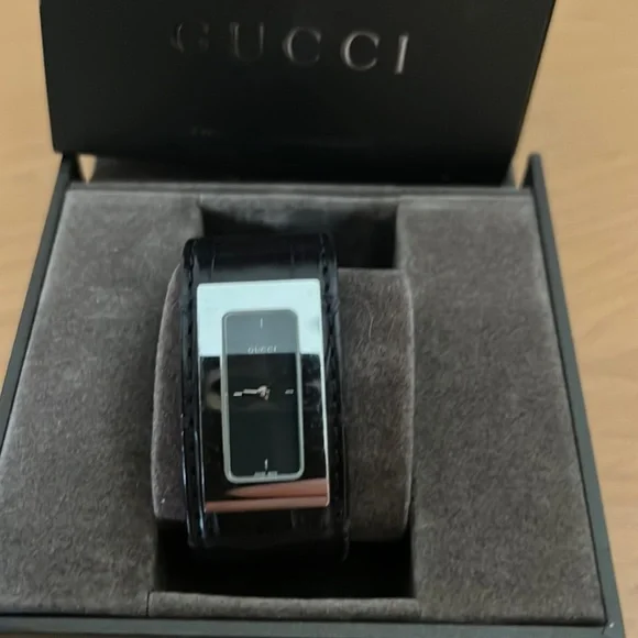 Gucci crocodile cuff watch 7800 S $_57.JPG?set_id=8800005007 main image 3